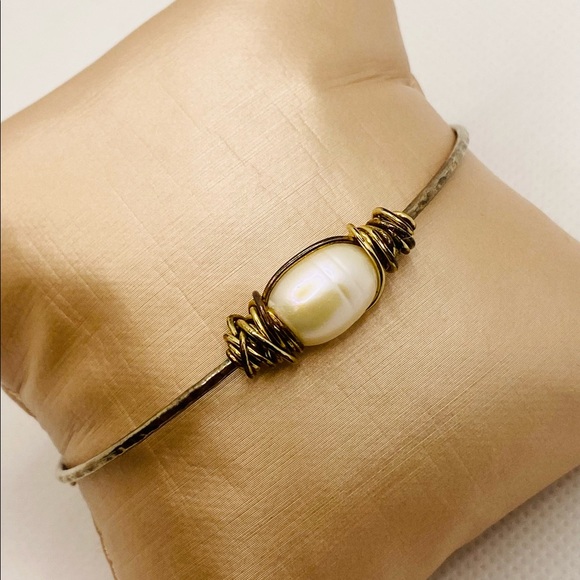 EUC Custom Made Twisted Wire Pearl Bracelet - Picture 6 of 14
